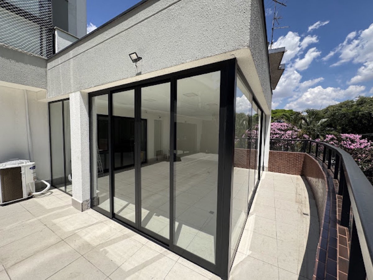 Porta de correr de 4 folhas em alumínio preto da linha Suprema, vista lateral do piso ao teto.