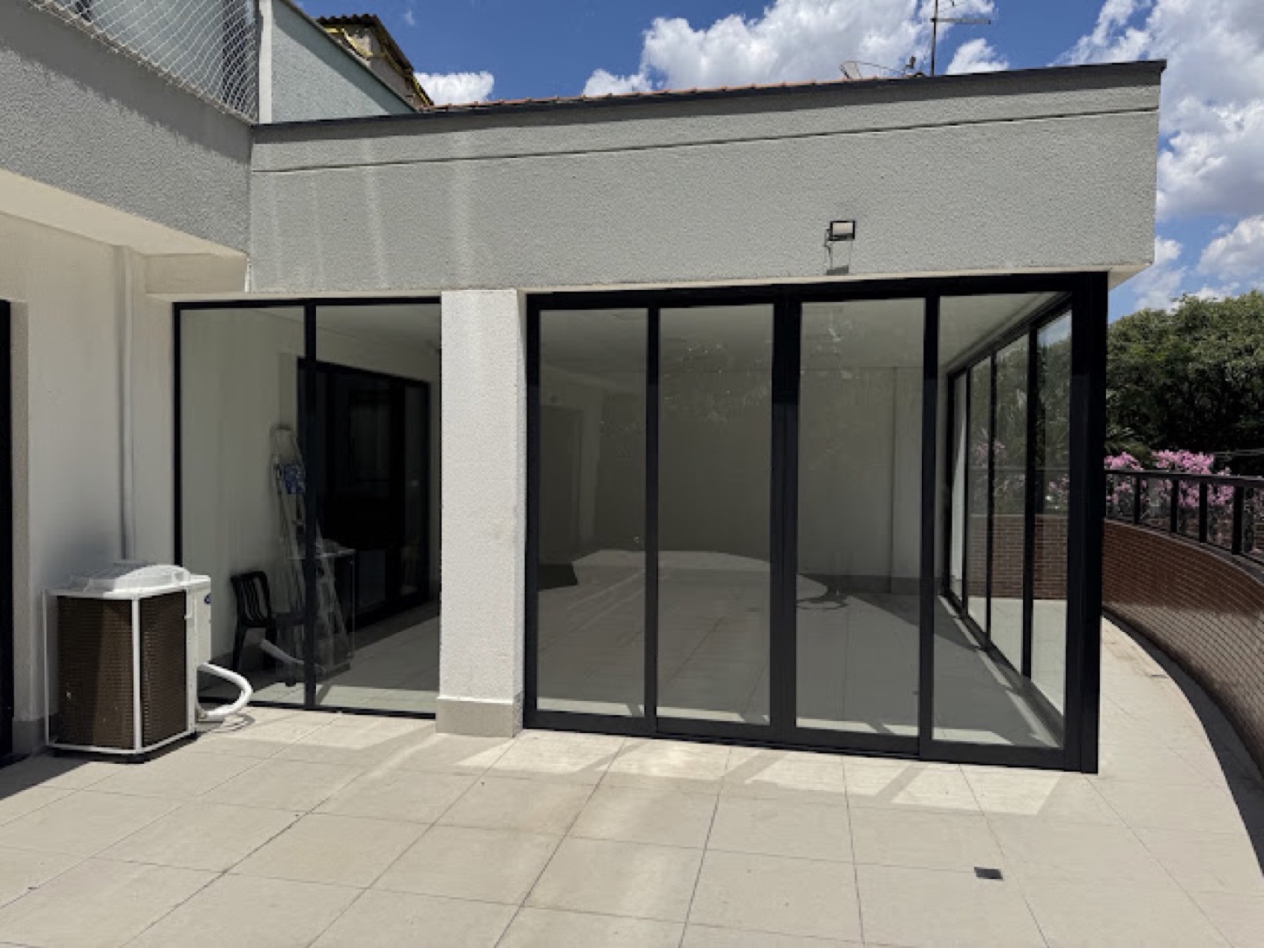 Sacada de apartamento fechada com esquadrias de alumínio preto e vidro, executada pela VitraAlu em São Paulo.