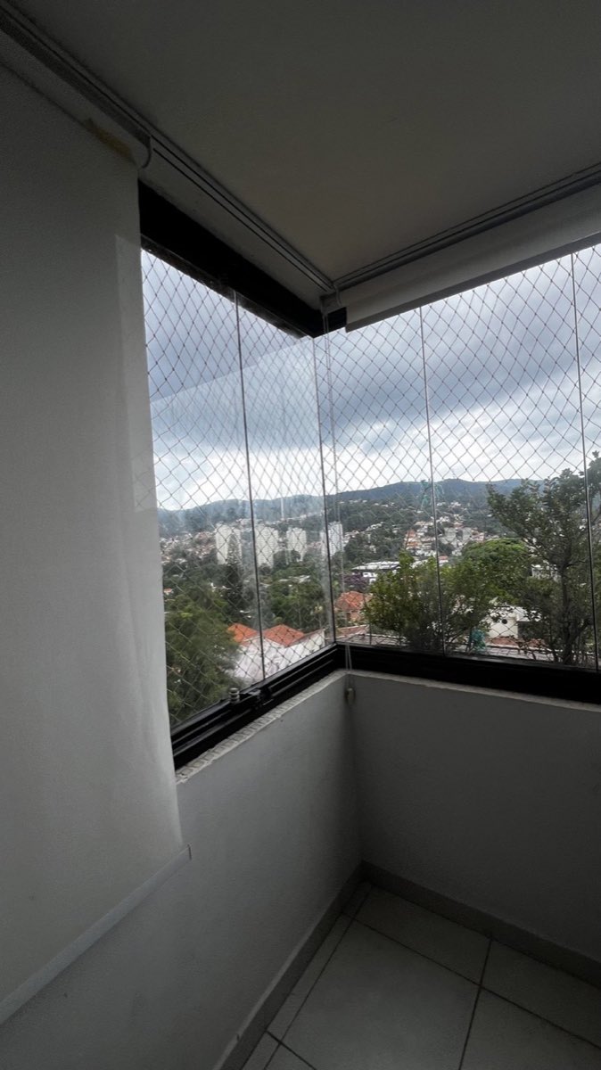 Sacada em esquina totalmente envidraçada, com vista aberta para o bairro.
