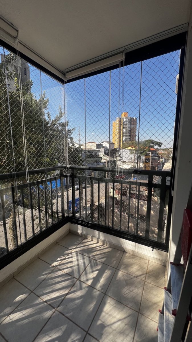 Painéis de vidro da sacada recolhidos lateralmente, deixando a varanda aberta.