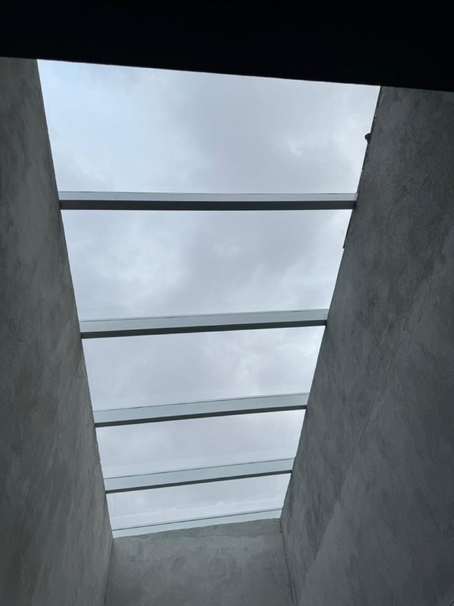 Cobertura de vidro vista de baixo, mostrando a estrutura de alumínio.