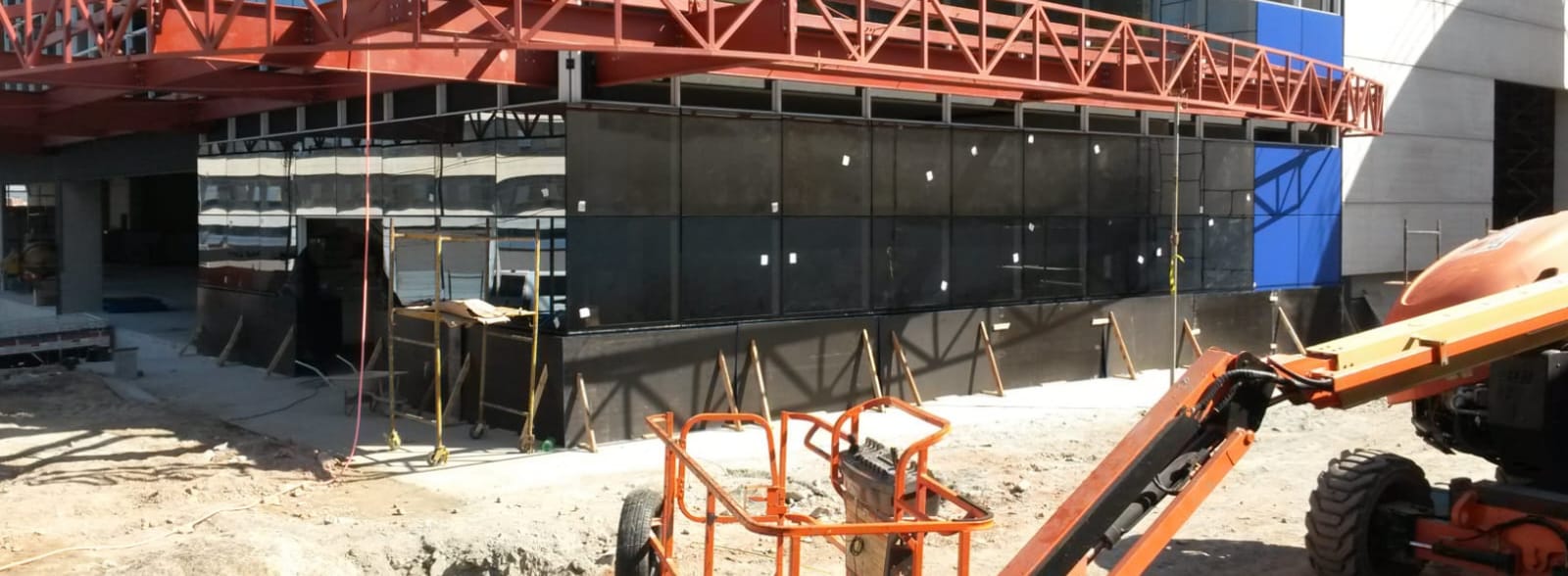 Fachada em pele de vidro — foto de referência